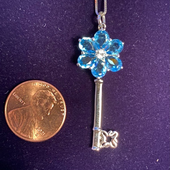 Simply Vera Vera Wang crystal flower key necklace - Picture 3 of 7